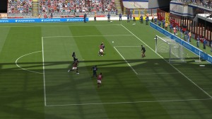 FIFA 14 PS4 : Graphiquement, quelques détails au bord du terrain ne suffisent pas à révolutionner la fresque. 