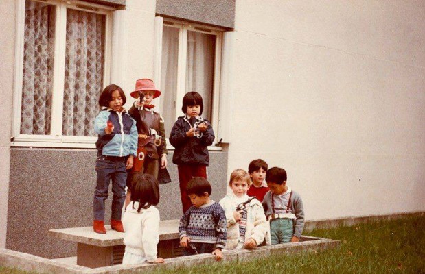 À l’extrême gauche. Dans une bande de garçons, mais avec des bottes rouges, comme Wonder Woman !